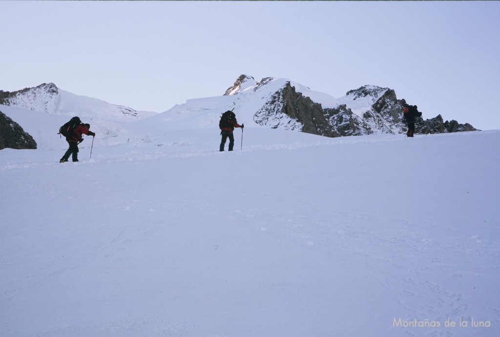 Subiendo por el Glaciar del Monte Rosa, arriba la cresta de la Dufourspitze y Sattel en el centro, a la izquierda el Nordend